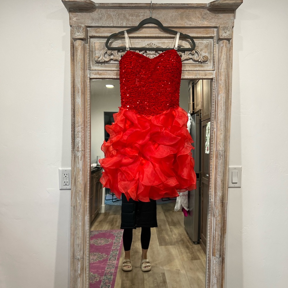 This dress is so fun! Size small bright red strappless dress!❤️